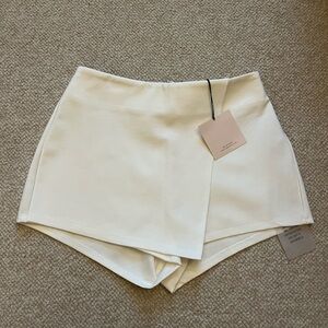 superdown sonya Cream Skort
